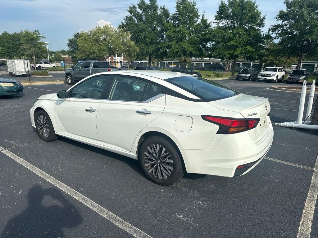 Used 2025 White Nissan 2.5 SV image 4