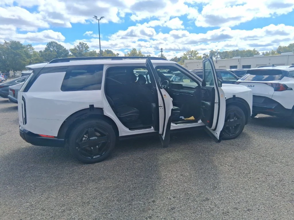 Used 2027 White Kia  image 20