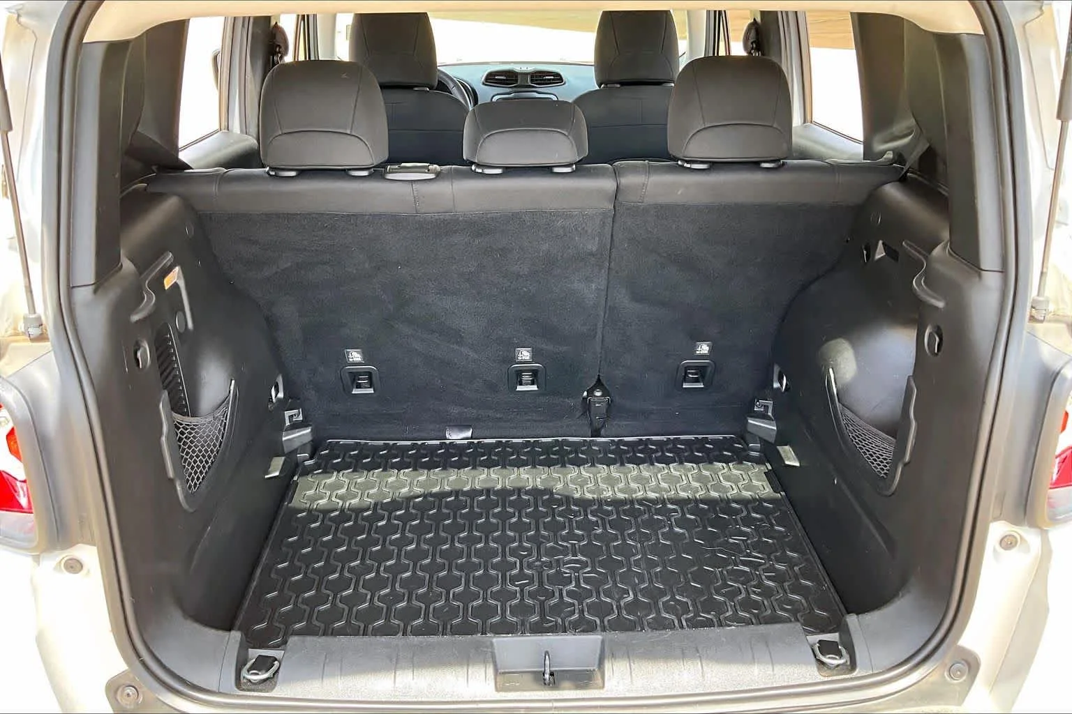 Used 2018 Glacier Metallic Jeep Latitude image 30