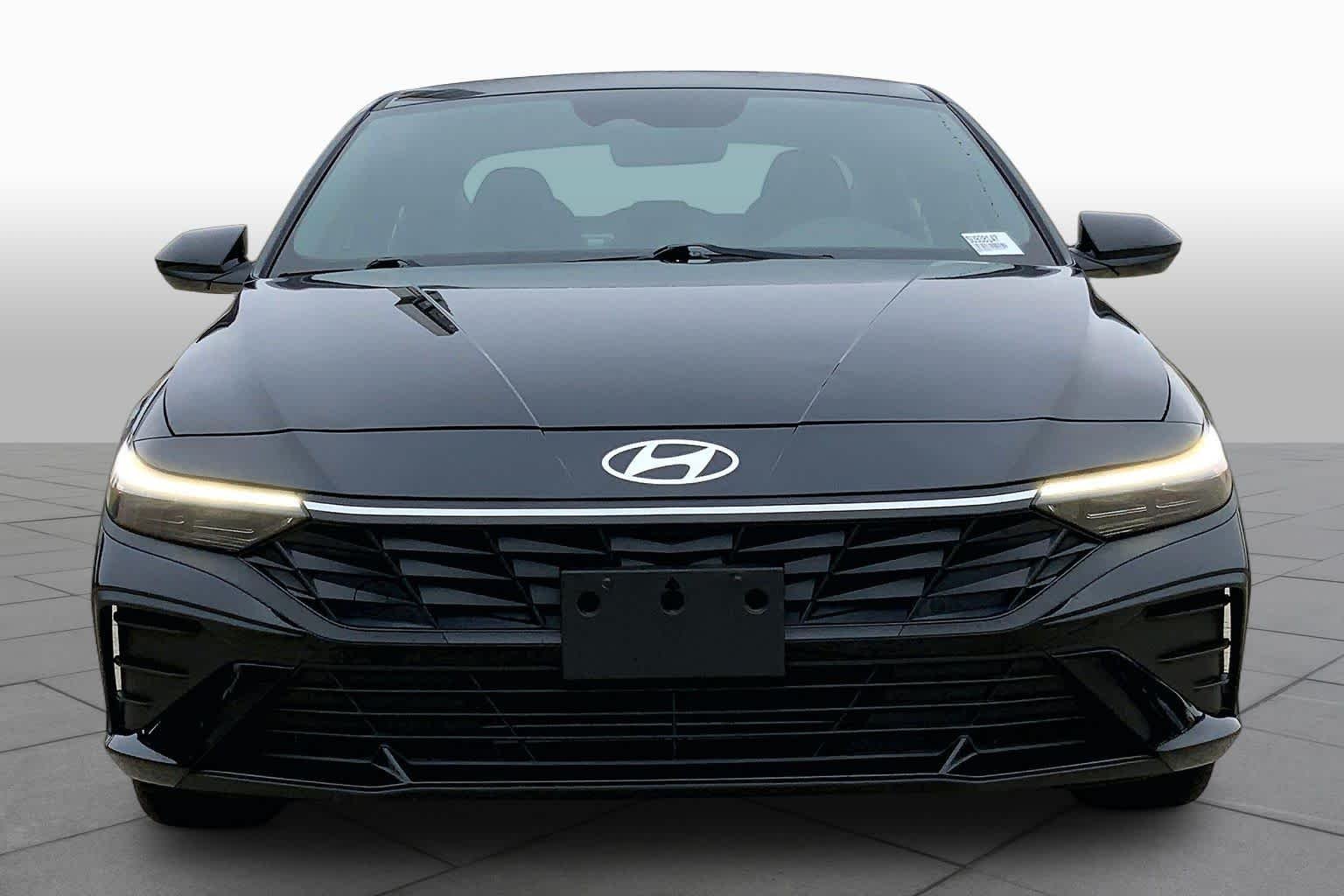 Used 2025 Abyss Black Hyundai SEL Sport image 4