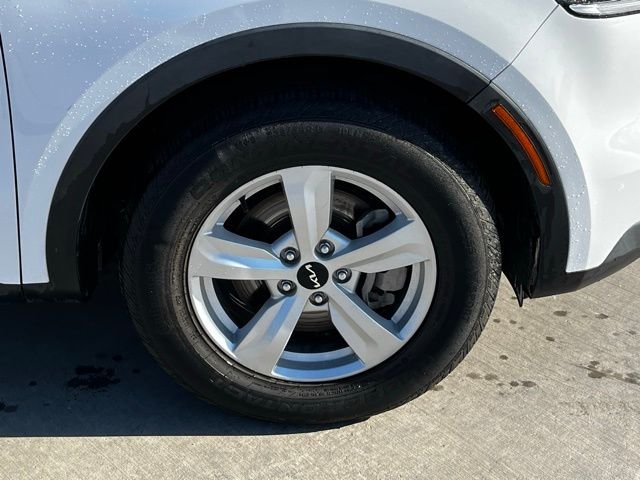 2023 Kia Sorento LX photo 2