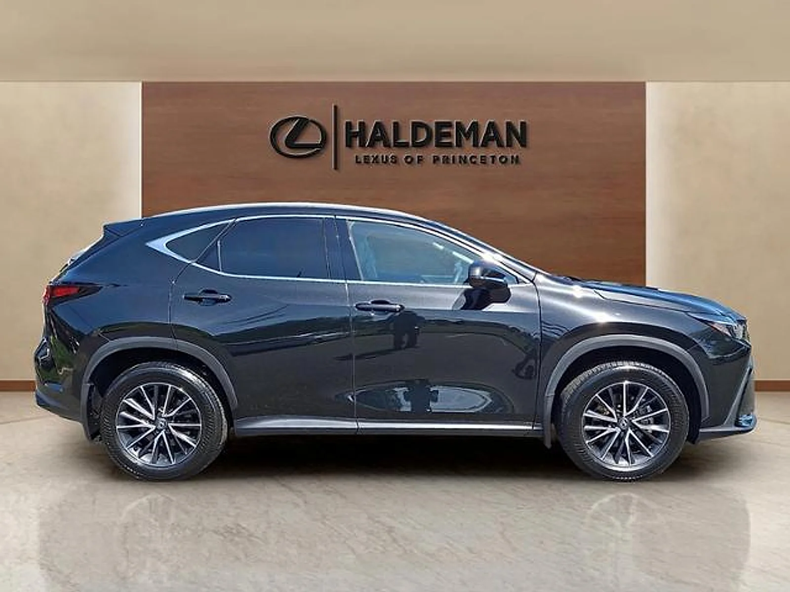 Used 2024  Lexus  image 7