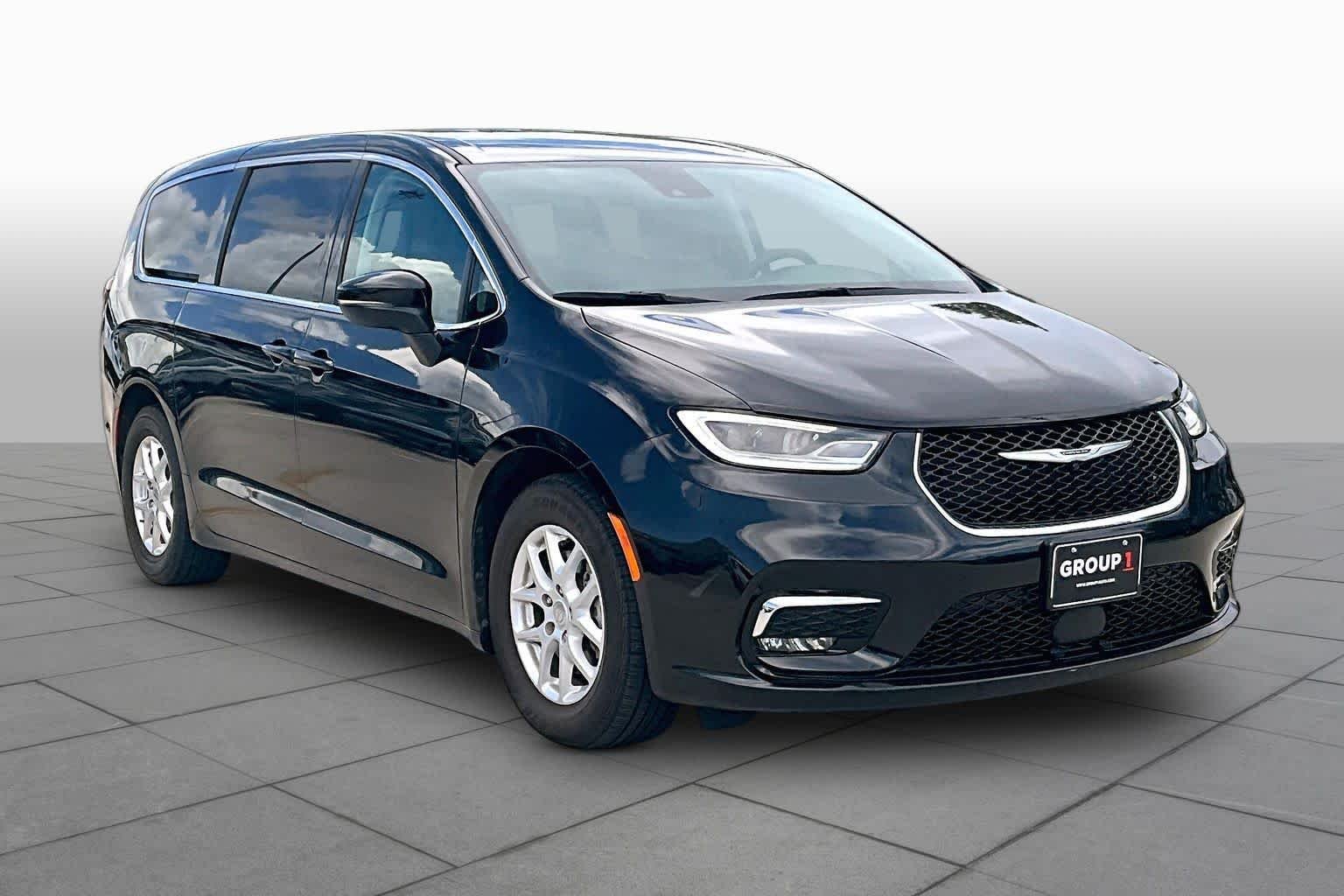 Used 2023 Brilliant Black Crystal Pearlcoat Chrysler Touring L image 3
