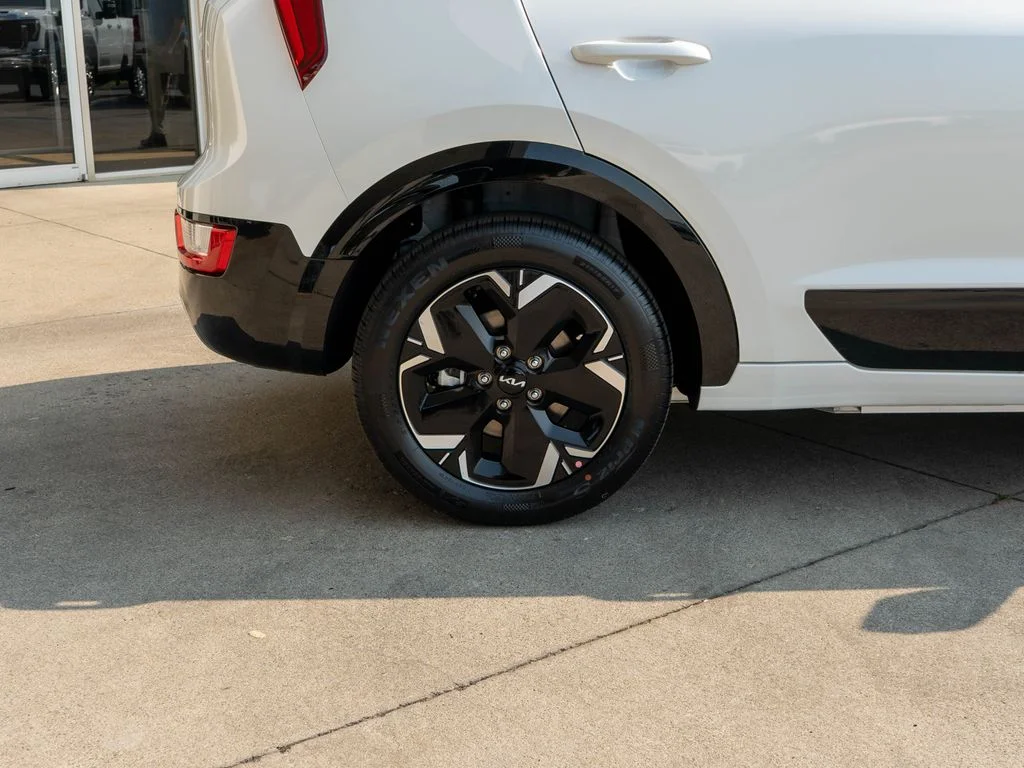 New 2026 Snow White Pearl Kia WIND image 32