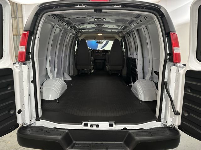 New 2026 Summit White Chevrolet WT image 20