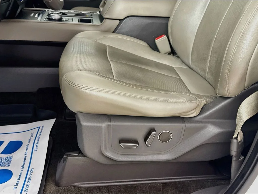 Used 2018 White Platinum Clearcoat Metallic Ford XLT image 25