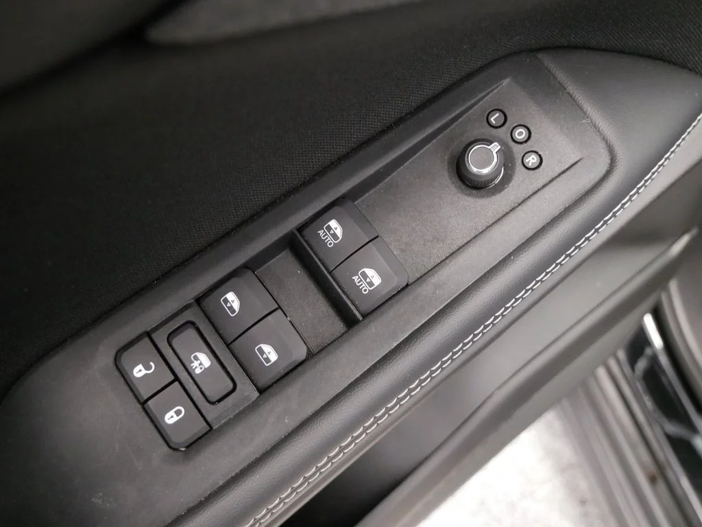 New 2026 Diamond Black Crystal Pearlcoat Jeep Laredo image 18