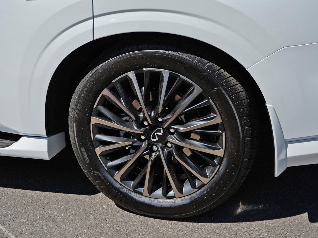 Used 2026 Radiant White/Black Obsidian INFINITI AUTOGRAPH image 5