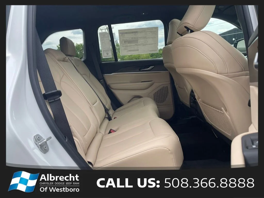 New 2025 Bright White Clear-Coat Exterior Paint Jeep Limited image 18