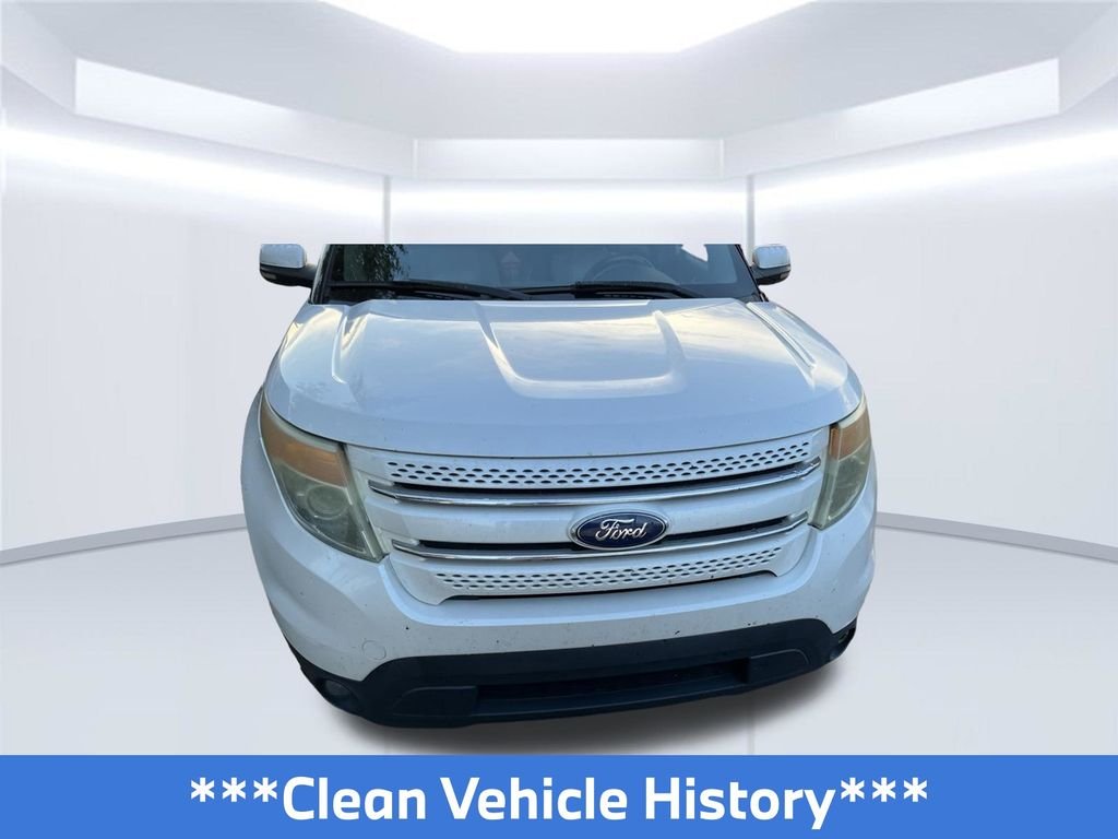 Used 2011 White Ford Limited image 3
