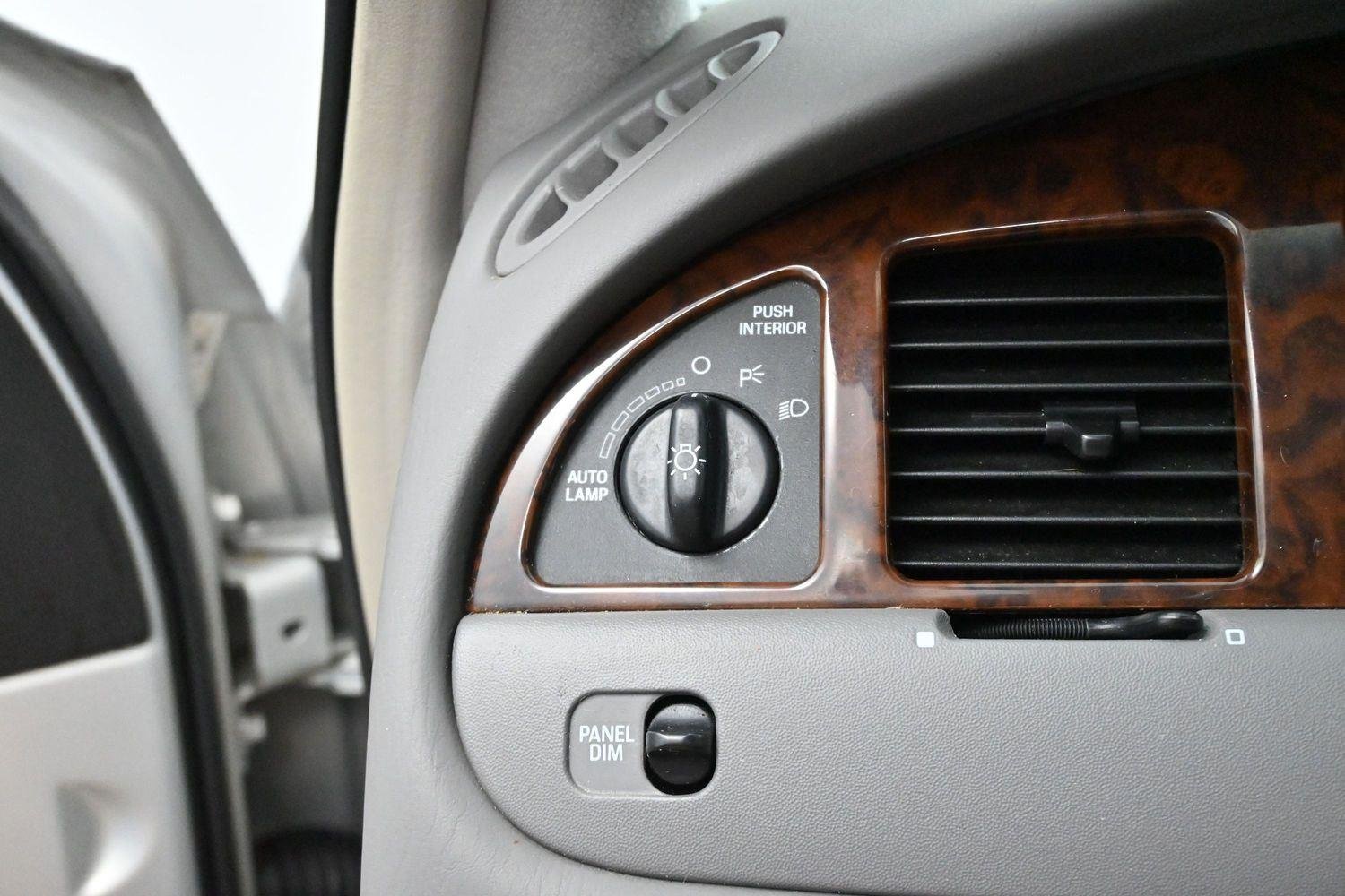 Used 2000  Lincoln Executive image 21