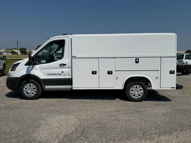 New 2026 Oxford White Ford Low KUV image 2