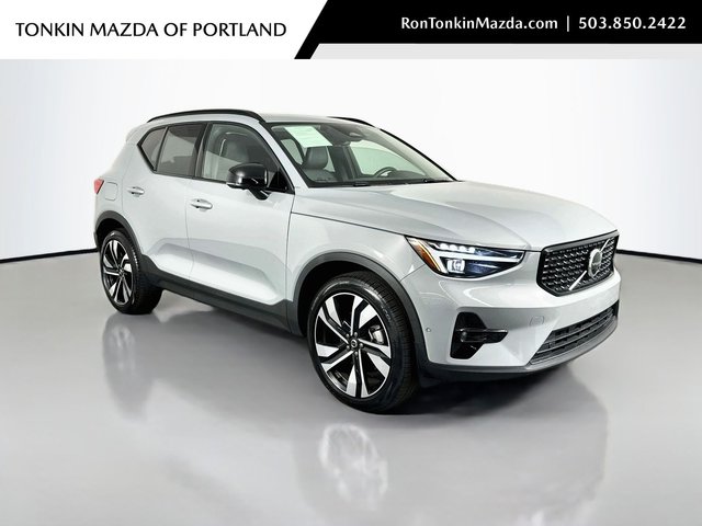 2025 Volvo XC40 B5 Ultra Dark Theme