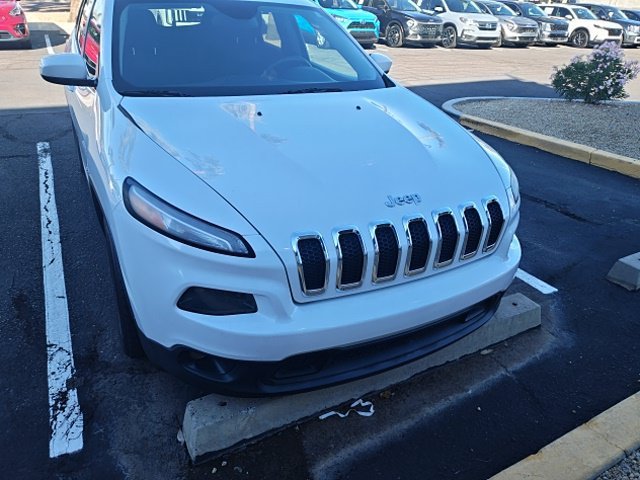 Used 2018 Bright White Clearcoat Jeep Latitude image 4
