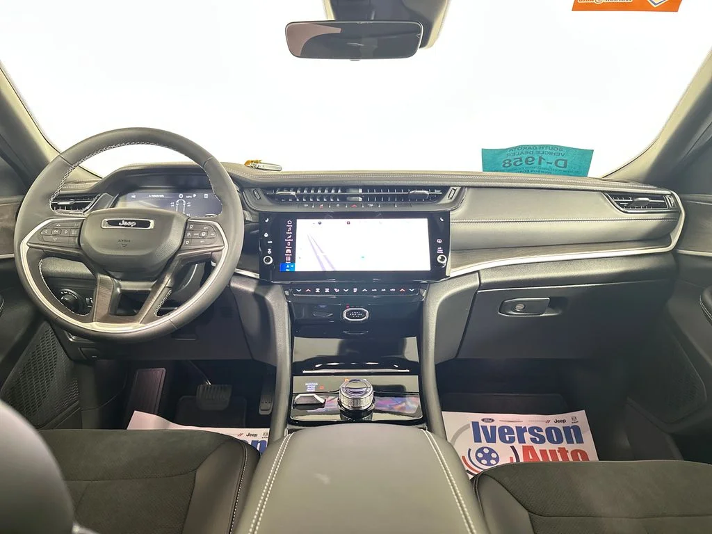 New 2026 Silver Zynith Exterior Paint Jeep Laredo image 30