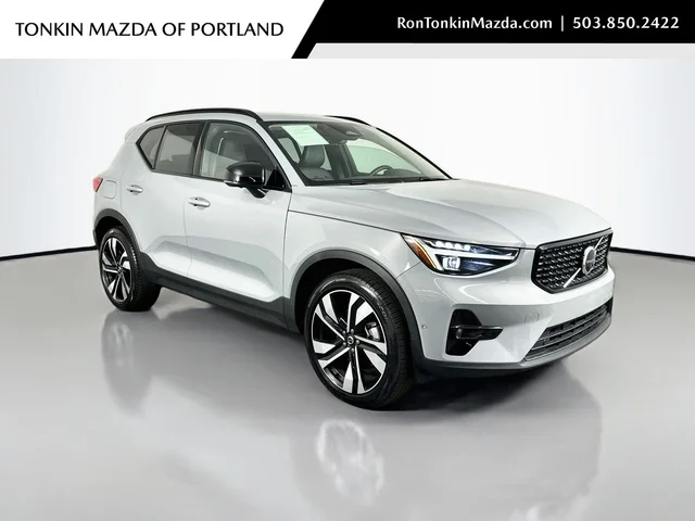 2025 Volvo XC40 B5 Ultra Dark Theme