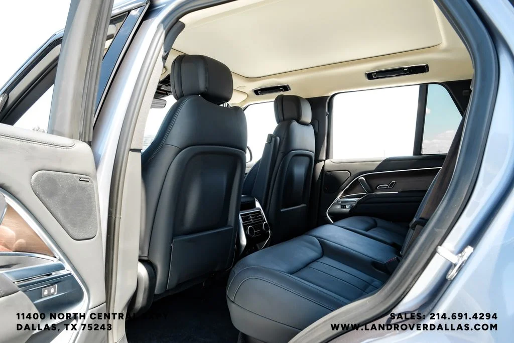 Used 2023 Grey Land Rover SE image 39