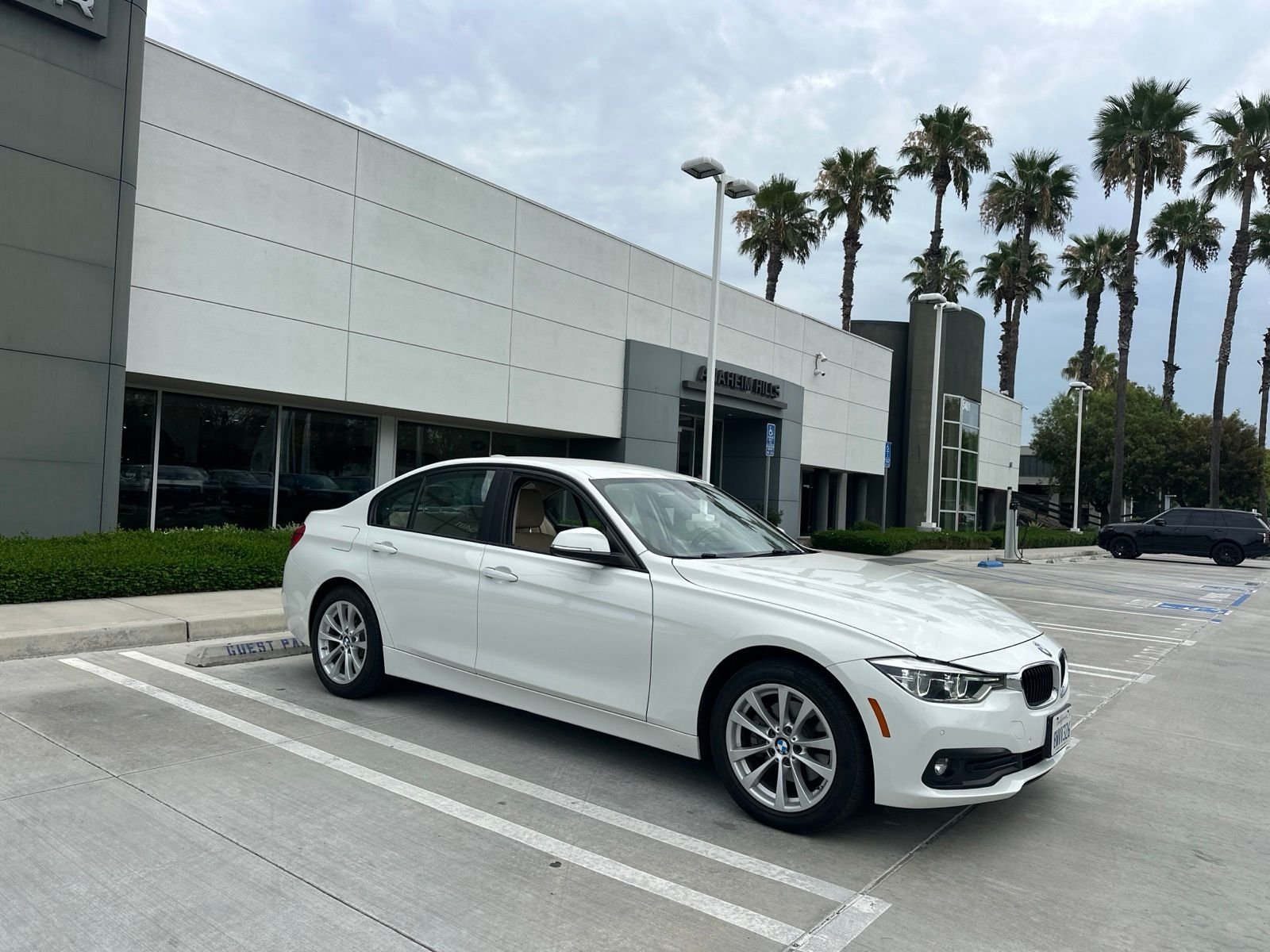 Used 2018 Alpine White BMW 320i image 2