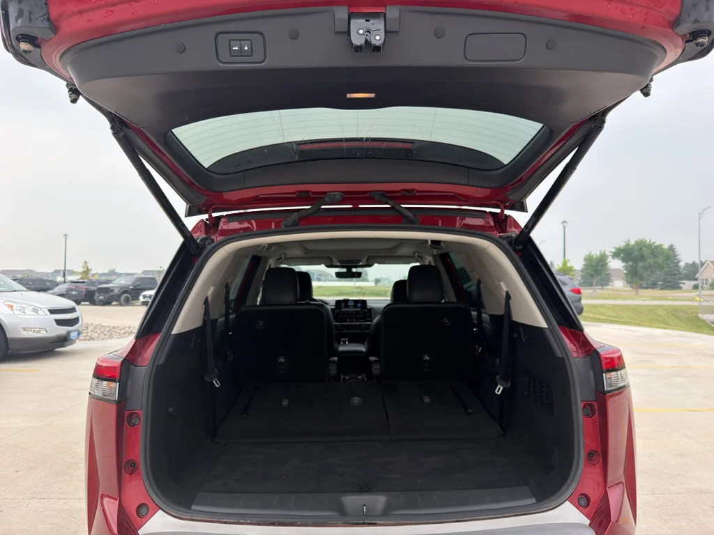 Used 2023 Scarlet Ember Tintcoat Nissan SL image 5