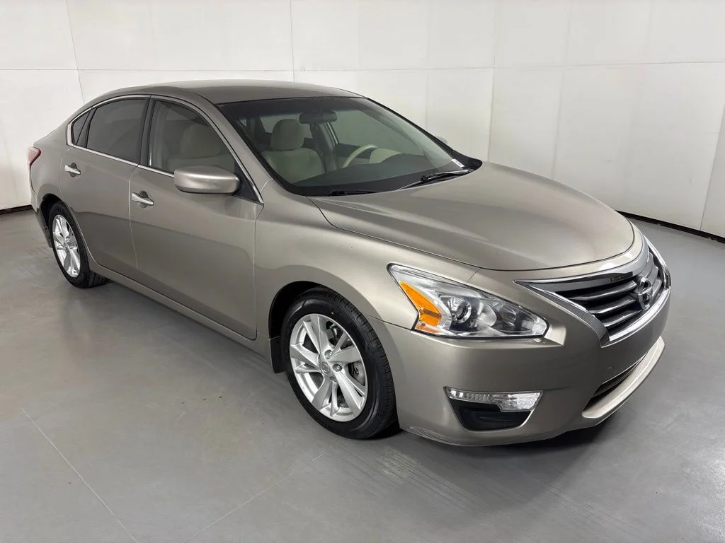 Used 2013 Beige Nissan 2.5 SV image 2