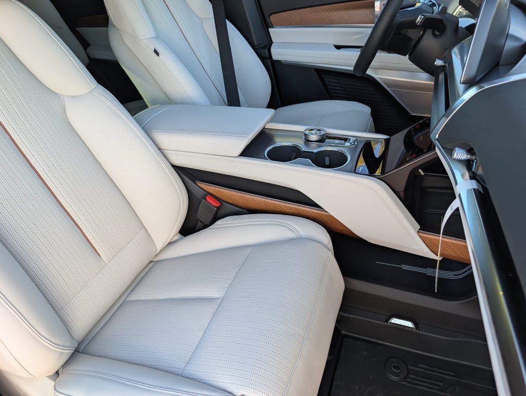 2027 Cadillac VISTIQ Sport - Photo 21