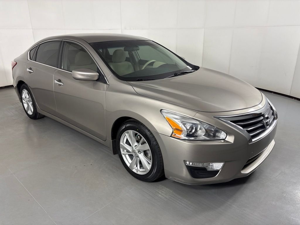 Used 2013 Beige Nissan 2.5 SV image 2