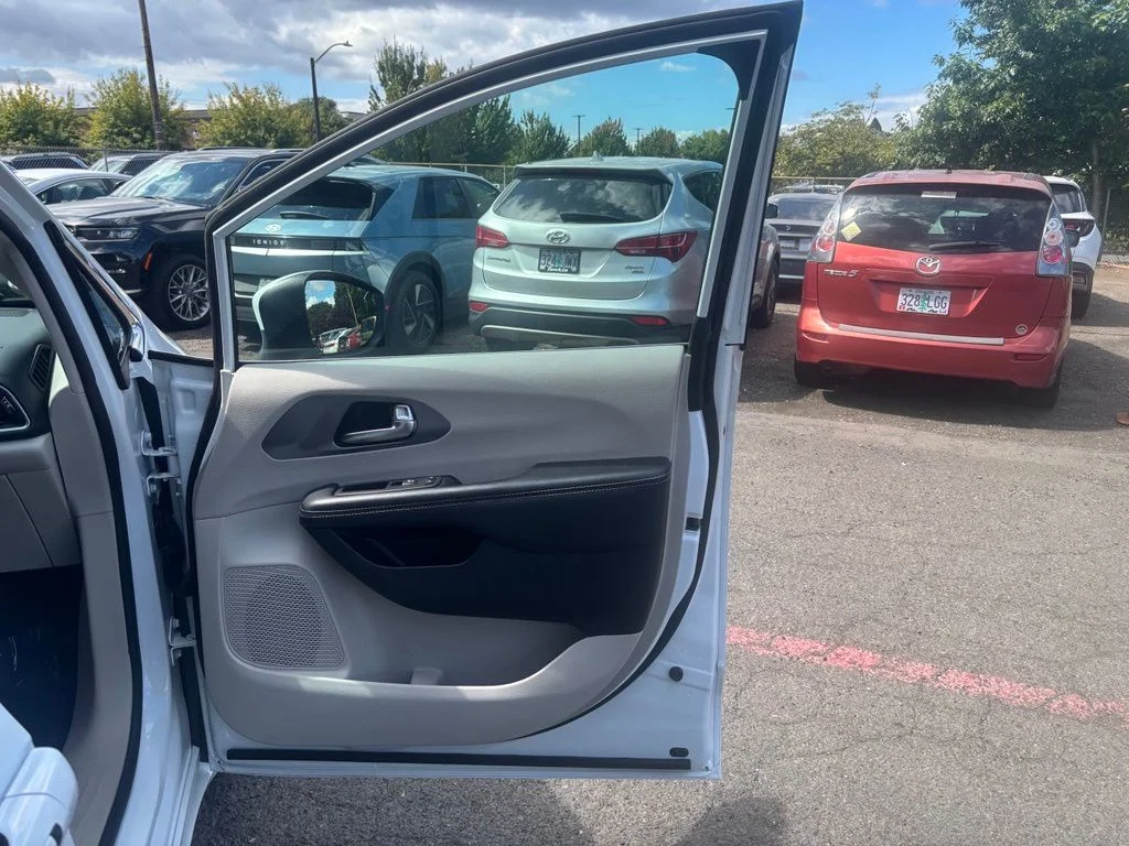 Used 2023 Bright White Clearcoat Chrysler Touring L image 14