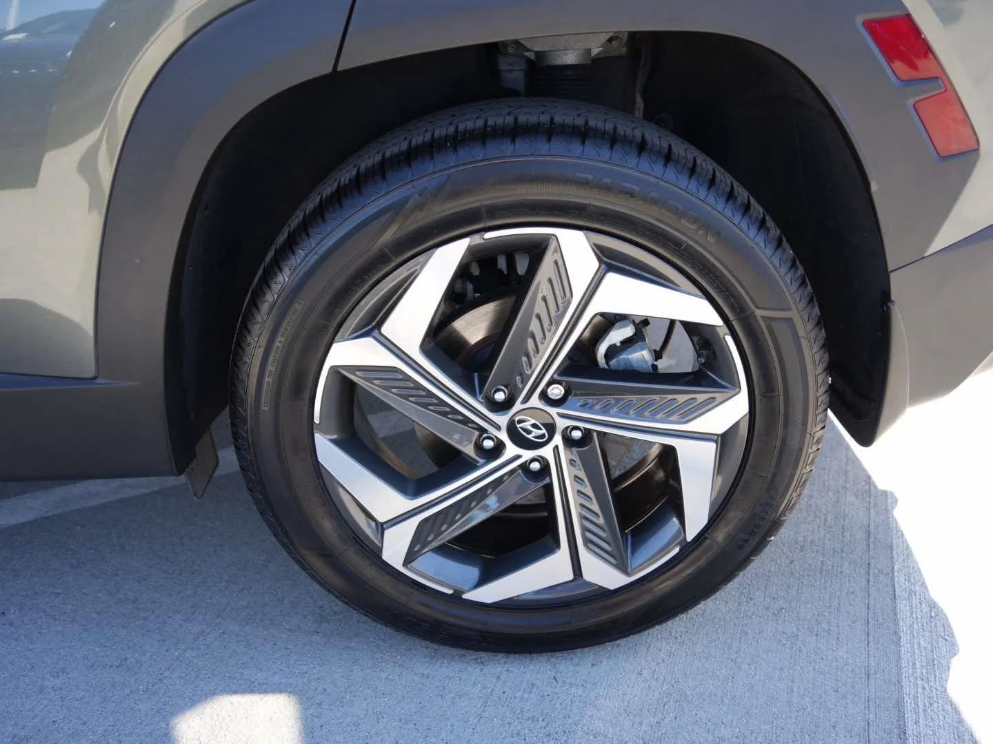 Used 2022 Amazon Gray Hyundai SEL AWD image 6