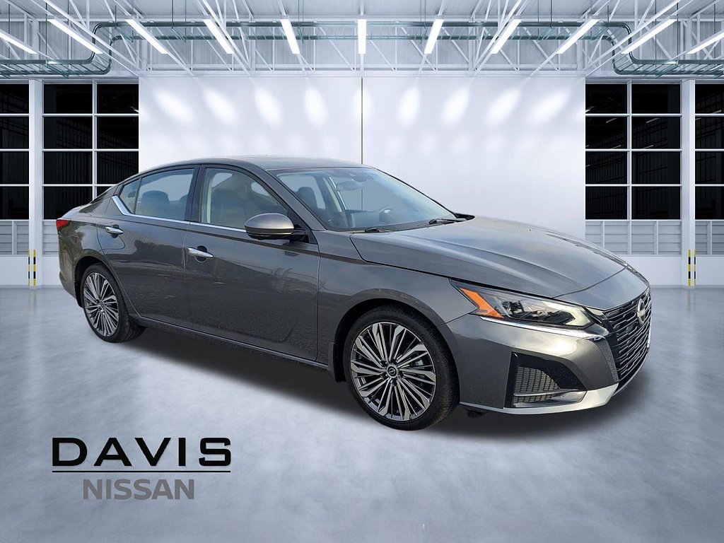 Used 2025  Nissan 2.5 SL image 1