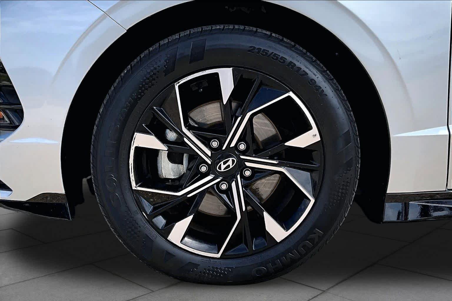 Used 2025 Aero Silver Hyundai SEL image 10