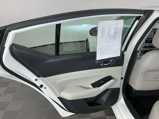 Used 2021  Nissan 2.5 Platinum image 27