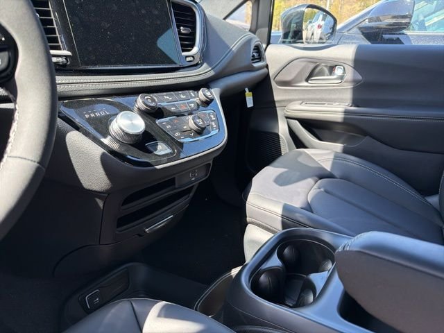 2026 Chrysler Pacifica Select - Photo 21