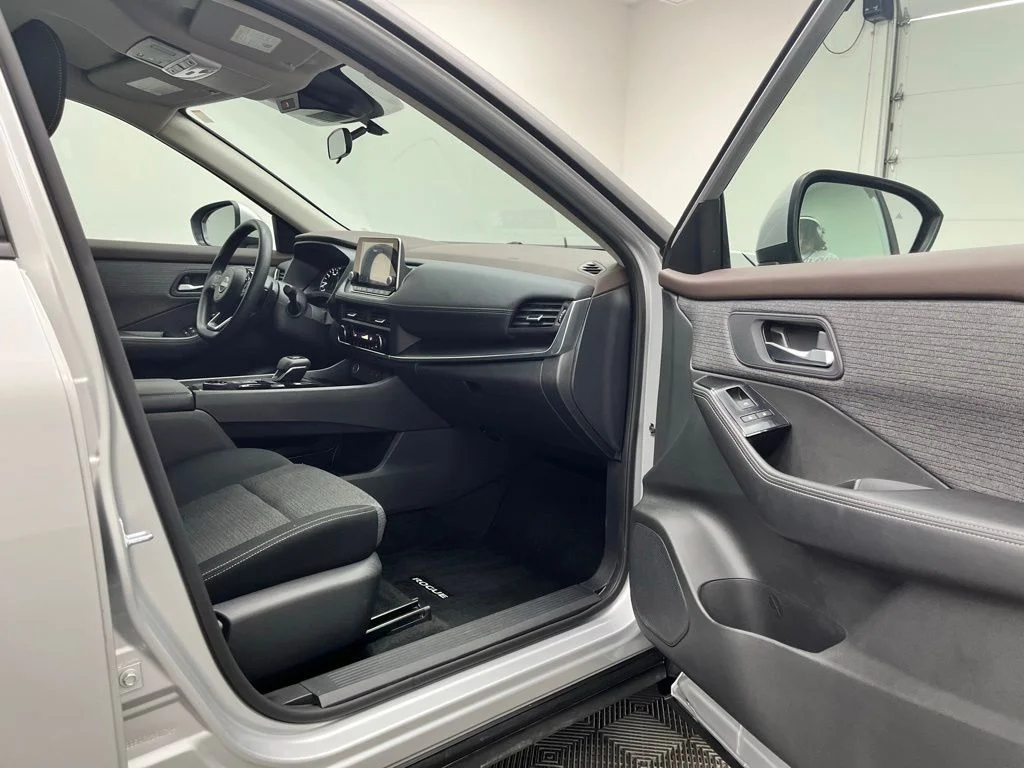 Used 2023 Silver Nissan SV image 31