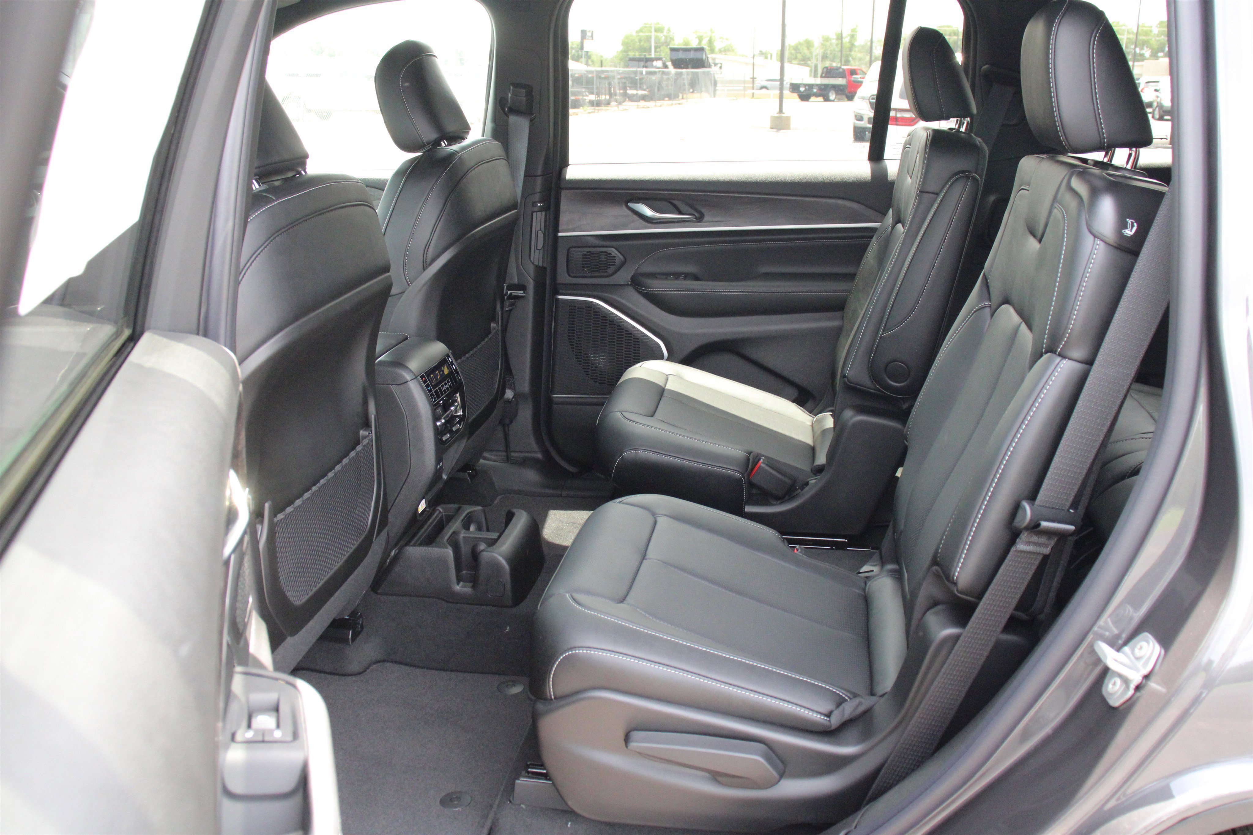 New 2026 Baltic Gray Metallic Clear-Coat Exterior Paint Jeep Limited Reserve image 25