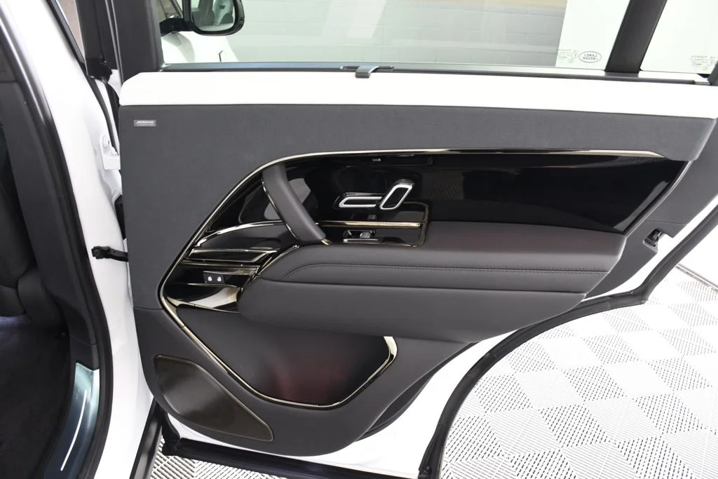 New 2026 Ostuni Prl Whi Land Rover SV image 20