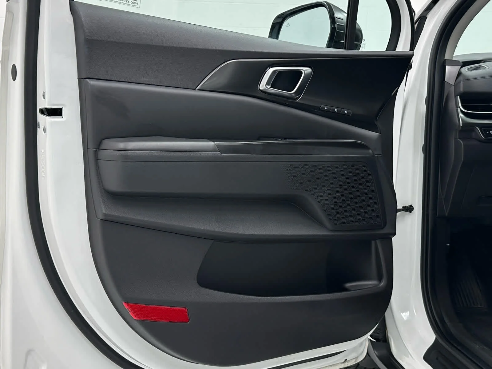 Used 2025 Snow White Pearl Kia SX image 25