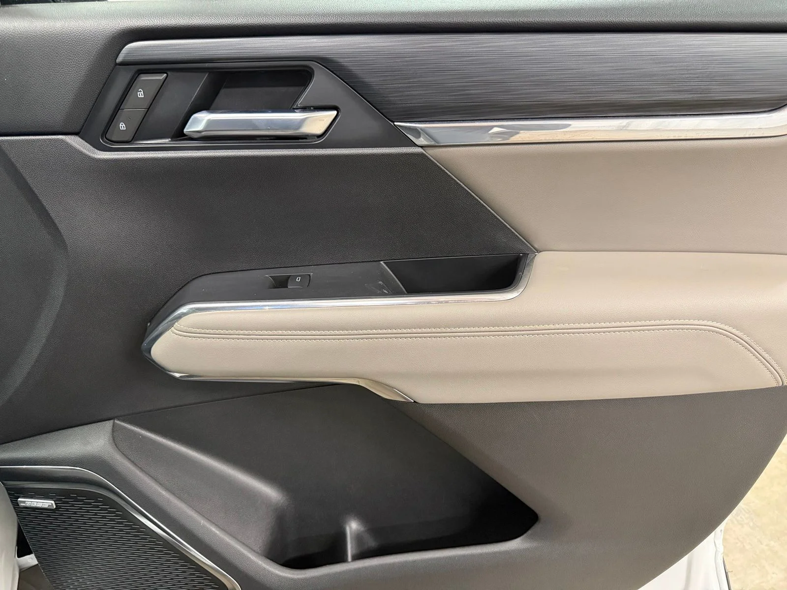 Used 2025 White GMC Elevation image 31