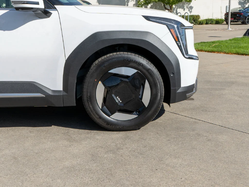New 2026 White Kia Wind image 38