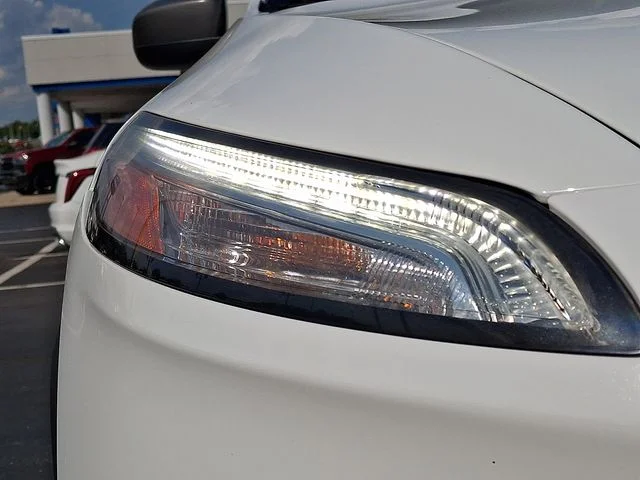 Used 2015 White Jeep Trailhawk image 9