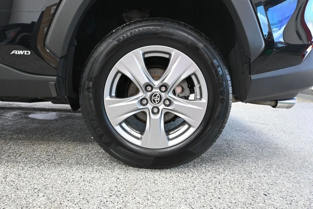 2022 Toyota RAV4 LE - Photo 13