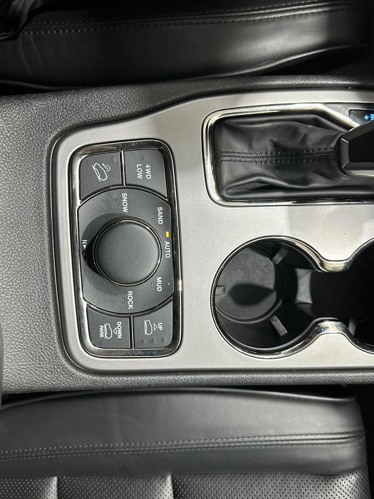 Used 2021 Diamond Black Crystal Pearl Jeep Overland image 15