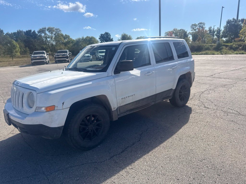 Used 2015 Bright White Clearcoat Jeep Sport image 4