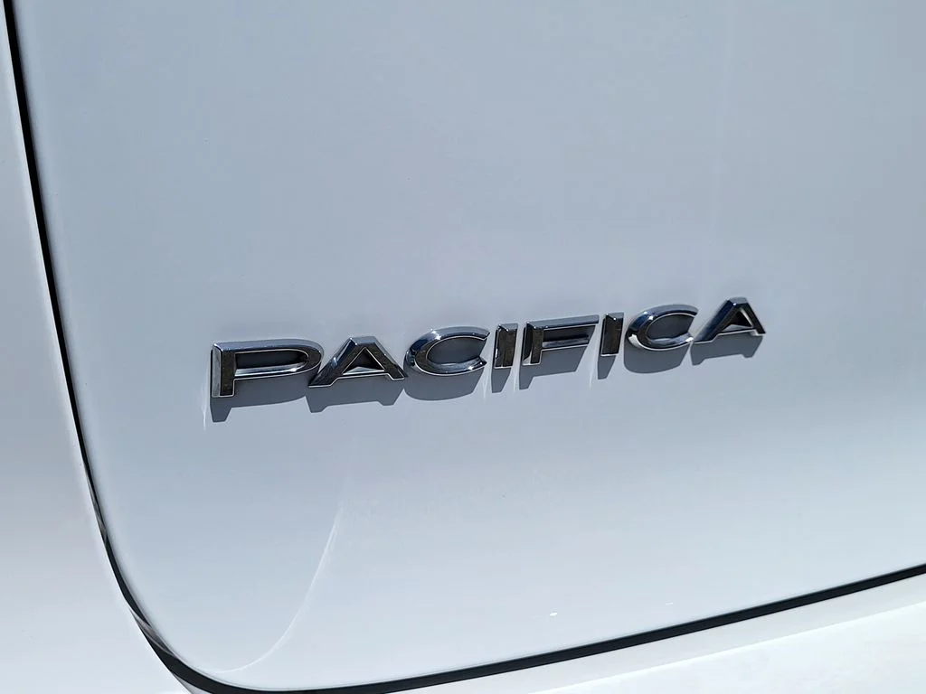 Used 2023 White Chrysler Touring L image 9