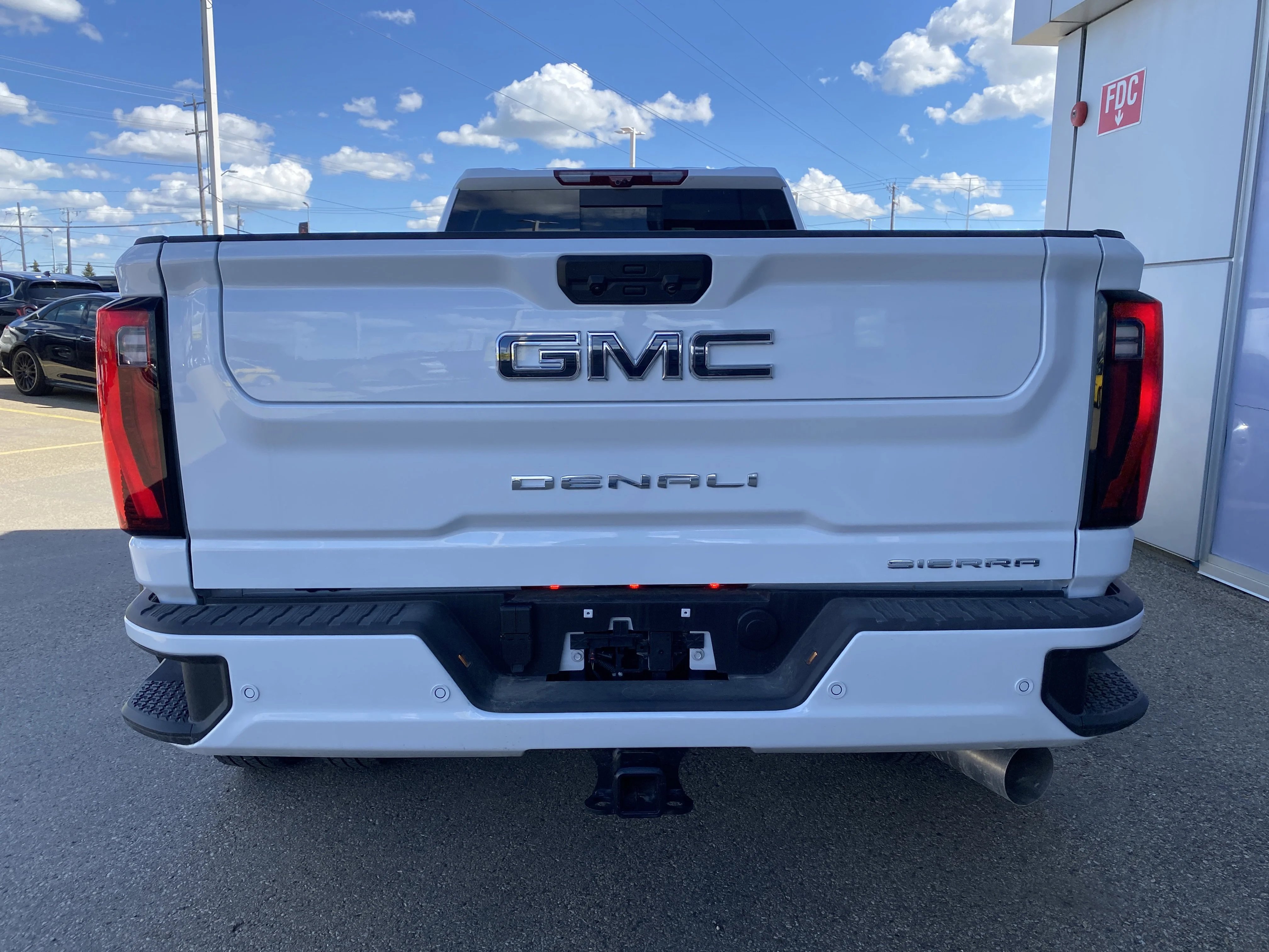 New 2026 GLACIER WHITE TRICOAT GMC Denali Ultimate image 7