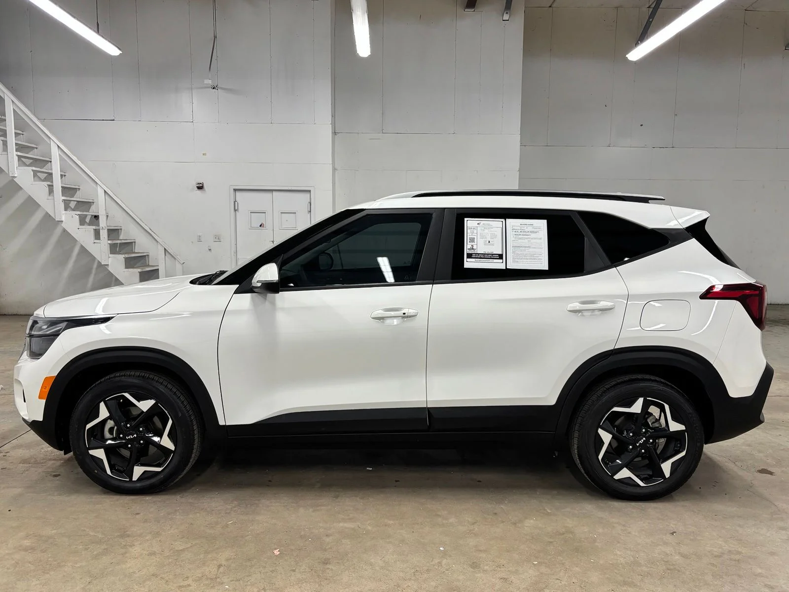 Used 2025 White Kia S image 4