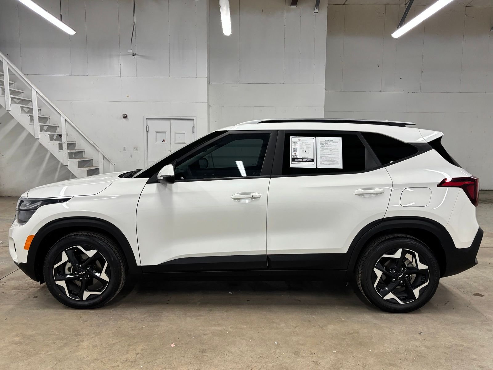 Used 2025 White Kia S image 4