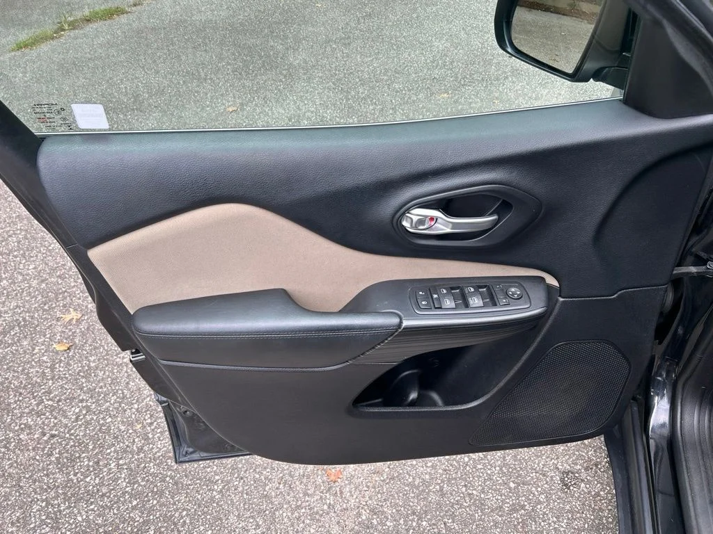 Used 2016 Black Jeep Latitude image 14