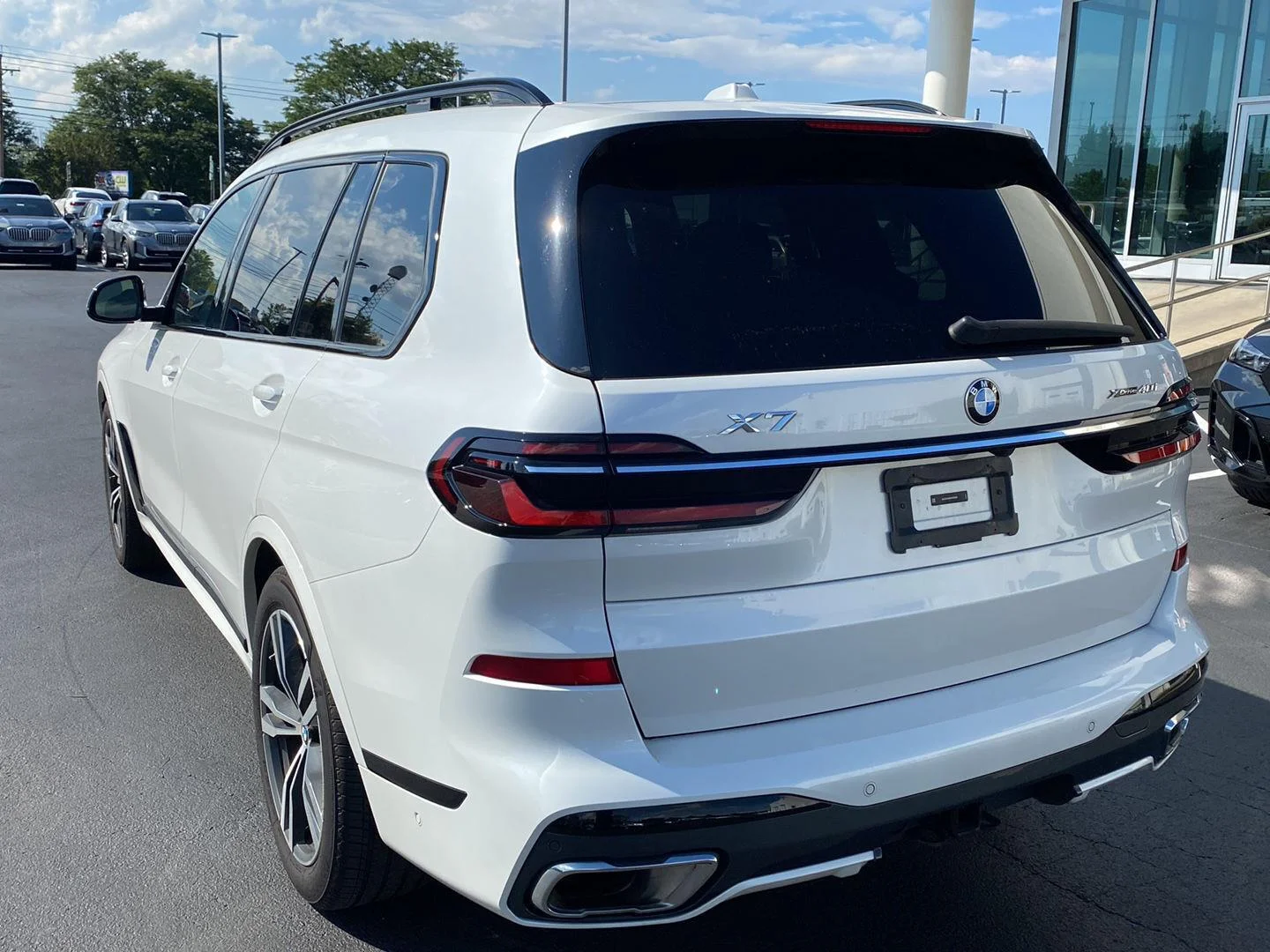 Used 2024 Mineral White Metallic BMW xDrive40i image 8
