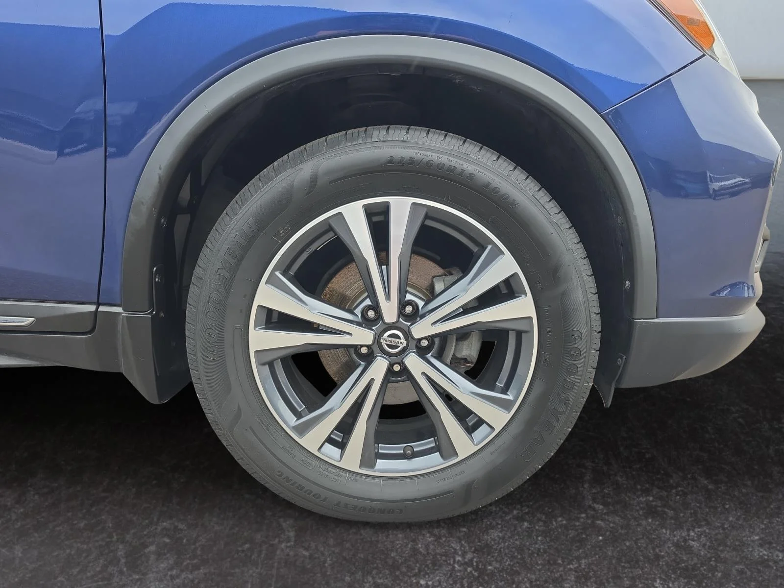 Used 2018 Caspian Blue Nissan SL image 28