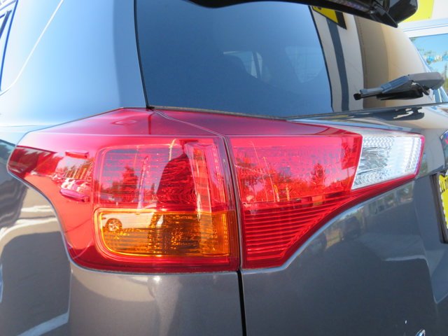 Used 2015  Toyota LE image 33